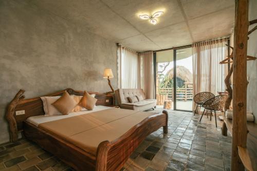 木州县Hippie Home的一间卧室设有一张床和一间客厅。