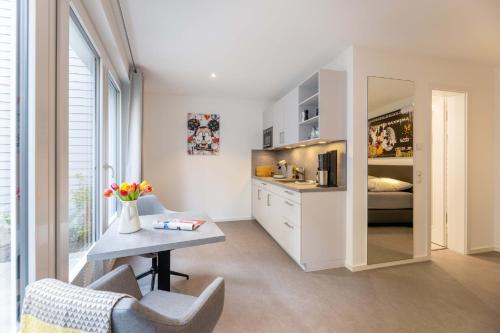 诺德奈Haus Andersen Apartment ZWEI的一间带桌子的客厅和一间卧室