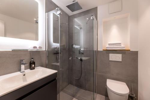 诺德奈Haus Andersen Apartment ZWEI的带淋浴、卫生间和盥洗盆的浴室