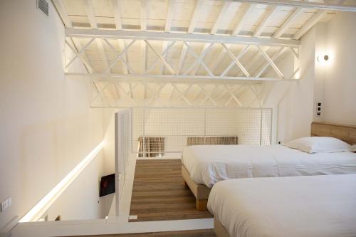滨海阿热莱斯Résidence du Lido的一间设有两张床的房间和一个带两张床的楼梯