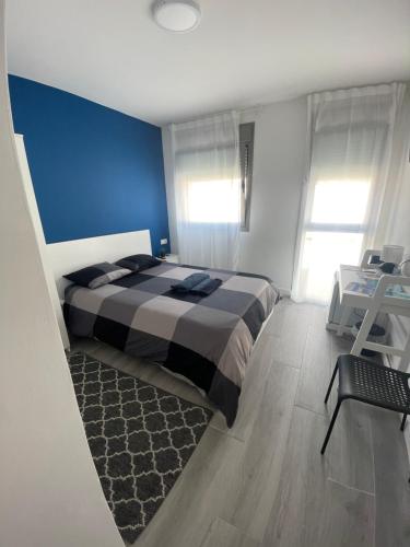 科拉雷侯Casa Uma的一间卧室设有一张床和蓝色的墙壁