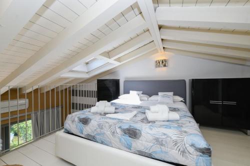 西尔米奥奈Acquarius Resort Sirmione - MGH的一间白色客房内配有一张大床的卧室