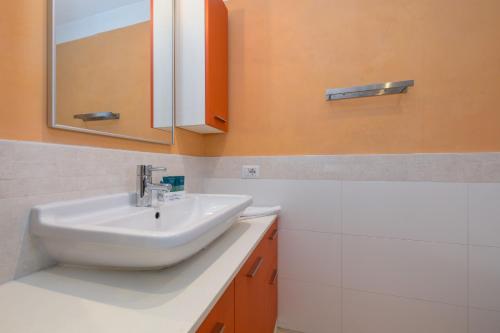 西尔米奥奈Acquarius Resort Sirmione - MGH的一间带水槽和镜子的浴室