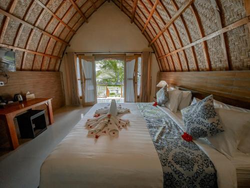 KlungkungMertha Sari Resto & Bungalow的一间卧室配有一张海星床