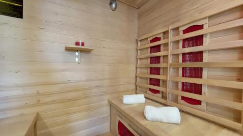 布罗托尼贾Villa Amoena with Pool and Sauna的一间设有两张白色毛巾的桑拿房,位于木凳上
