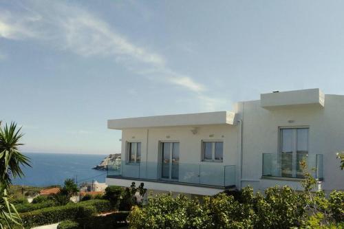 利加里亚Chatzidakis Apartment/Inspiration harmony的海景白色房屋