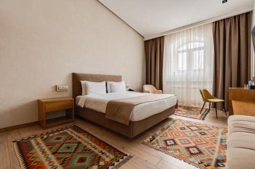 塔什干MODERNO Hotel的酒店客房,配有床和沙发