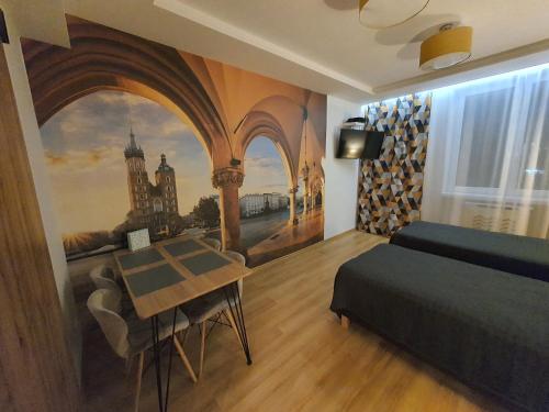 克拉科夫Komfortowo i cicho - Apartament的一间设有壁画卧室的客房