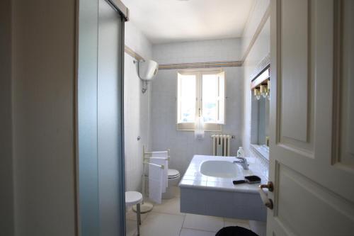 萨维勒特里马塞里亚皮托日住宿加早餐旅馆的一间带水槽和卫生间的浴室以及窗户。