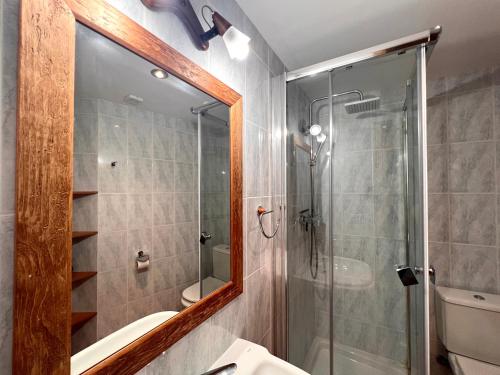 阿尔特伦Apartament d'Àssua - L'Amfitriona的带淋浴、盥洗盆和镜子的浴室