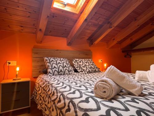 阿尔特伦Apartament d'Àssua的一间卧室配有一张带橙色墙壁的大床