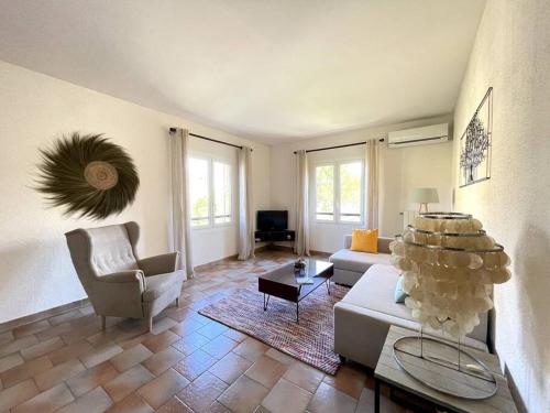 布克贝莱尔Villa Terres Blanches à 10 min d'Aix-en-Provence的客厅配有沙发和两把椅子
