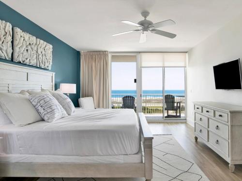 奥兰治比奇Caribe The Resort #C813的一间卧室配有一张床,享有海景
