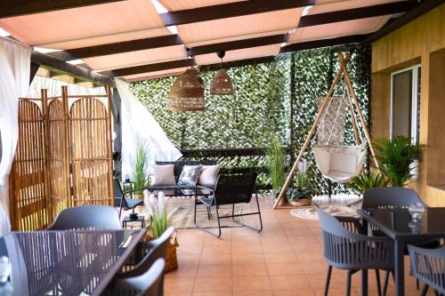 米尔泽希塞格斯辛尼天堂酒店的庭院设有桌椅和绿色树 ⁇ 