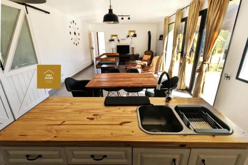 洛斯莫莱斯Piri Home Casa de Montaña的一间带桌椅的客厅和一间厨房