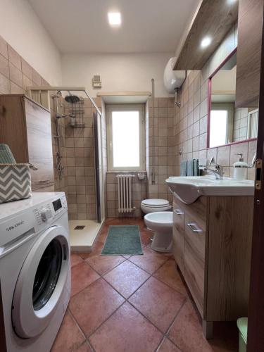 圣埃利亚-菲尔梅拉彼得青柠绿公寓的浴室配有洗衣机和烘干机。
