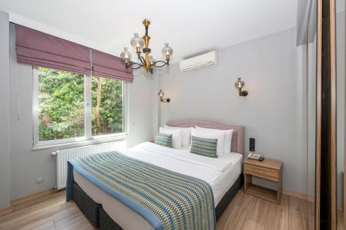 伊斯坦布尔The marions Suite istanbul LUXURY CATEGORY的一间卧室设有一张大床和一个窗户。