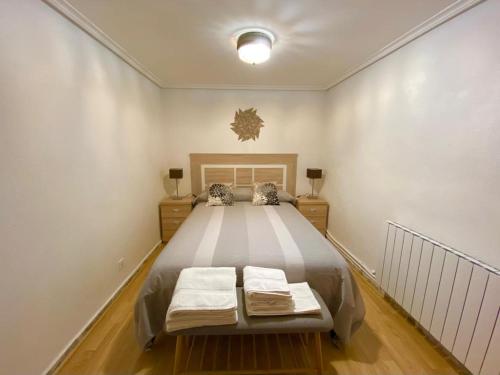 LezaCasa Dolare a 4 kilometros de Laguardia的一间卧室配有一张大床和毛巾