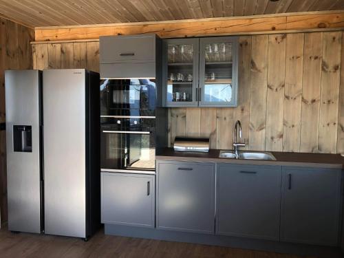 VistadVidsyn Midjås的厨房配有冰箱和水槽