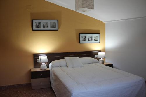 VillastarBalcondel Turia的一间卧室配有一张带两盏灯的床。