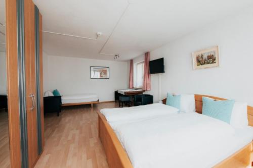 Gais盖斯克隆酒店的一间卧室配有一张床和一张书桌