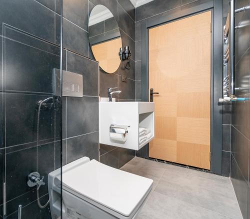 伊斯坦布尔216 Center Suite的一间带卫生间和水槽的浴室