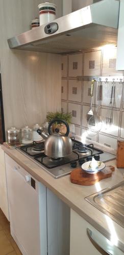 维亚雷焦Verahouse的厨房配有炉灶和茶壶