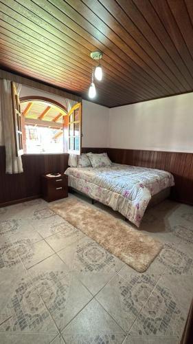 蒙特韦尔迪Casa Ipê的一间卧室设有两张床和窗户。