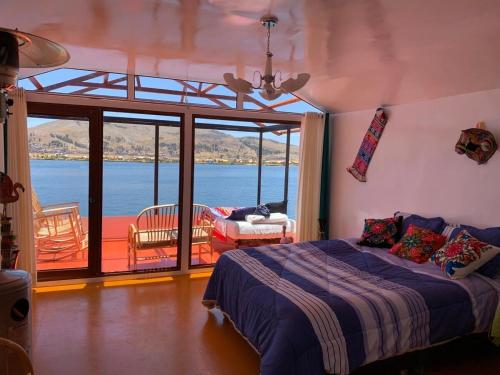 普诺Uros TITIKAKA the Best lodge的一间卧室配有一张床,享有水景