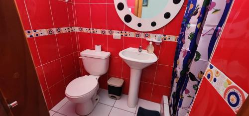 比亚米尔港Hostal Poseidon - Neptuno的红色的浴室设有卫生间和水槽