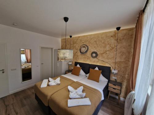 圣戈阿尔Hotel Zur Post的一间卧室配有一张大床和毛巾