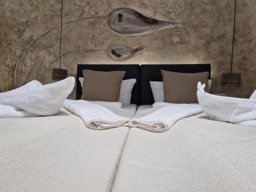 圣戈阿尔Hotel Zur Post的一间卧室配有两张带白色床单和枕头的床。