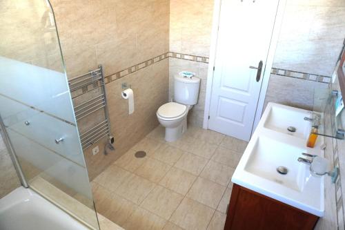 马拉加Villa Seaview Suncoast Luxury的浴室配有卫生间、盥洗盆和淋浴。