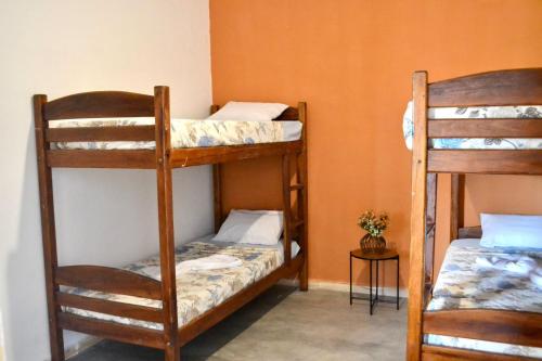 伦索伊斯Villa Manga Rosa的一间客房内配有两张双层床的房间