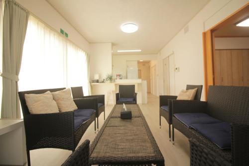 名户Sea Breeze Sumuide 沖縄的带沙发和地毯的客厅