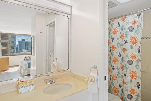 檀香山Ka Maluhia Suite, 1 Bed 1 Bath & 1 Free Parking的一间带水槽和镜子的浴室