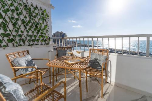 亚历山大Nabeel Homes - Seaview Condo - SP的一个带桌椅的海景阳台