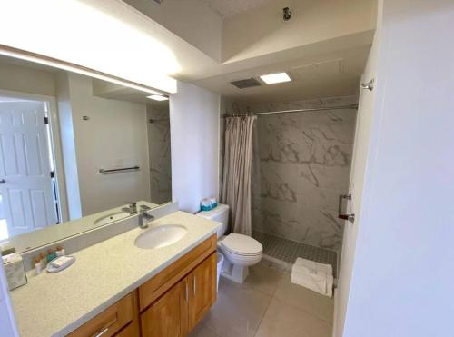 檀香山Lë'ahi Diamond Head Suite 1 Bedroom 1 Free Parking的一间带水槽、卫生间和镜子的浴室