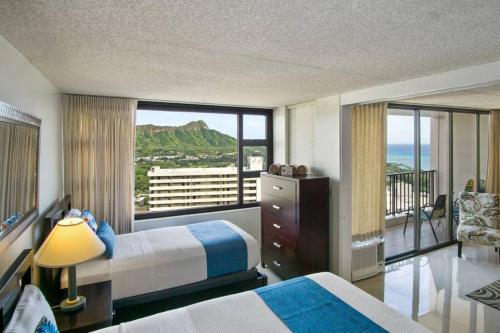 檀香山Lë'ahi Diamond Head Suite 1 Bedroom 1 Free Parking的酒店客房设有两张床和一个阳台。