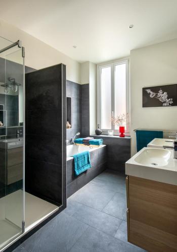 马赛La Maison Vague的带淋浴、盥洗盆和浴缸的浴室