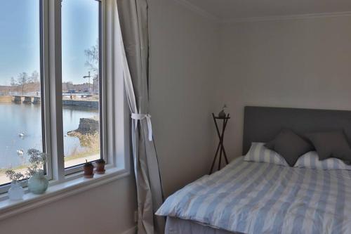 东哈尔马Captivating Harbor View Suite的一间卧室设有一张床和一个大窗户