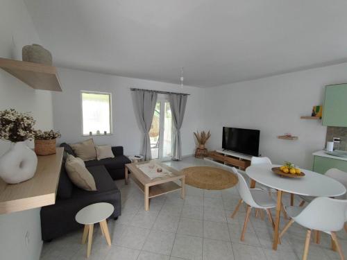 科斯镇Elia Small Paradise的客厅配有沙发和桌子