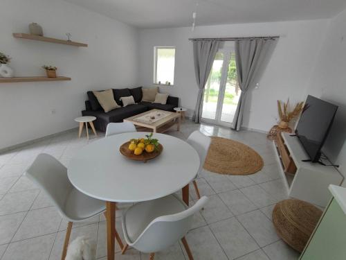 科斯镇Elia Small Paradise的客厅配有白色的桌子和椅子