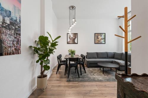 柏林GreatStay - Tieckstr.3 Loft for up to 7 people的客厅配有沙发和桌子