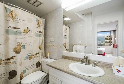 檀香山Maluhia Mountain View Suite 1 bed 1 Free Parking的一间带卫生间、水槽和镜子的浴室