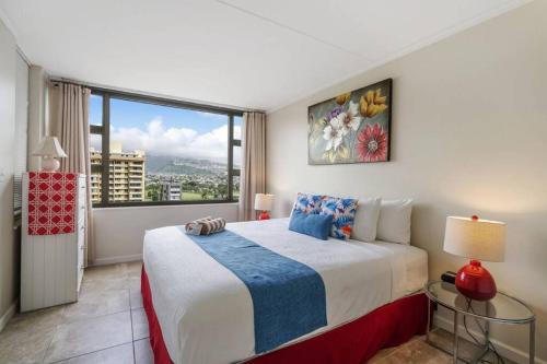 檀香山Maluhia Mountain View Suite 1 bed 1 Free Parking的一间卧室设有一张大床和一个大窗户