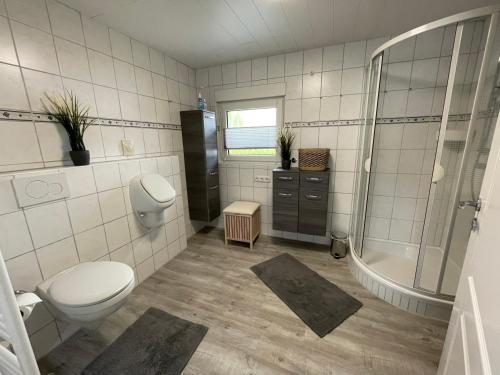 霍克西尔Haus Mariechen的浴室配有卫生间、淋浴和盥洗盆。
