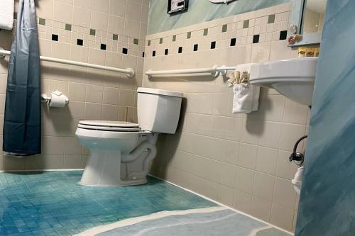 檀香山The Whale Suite @Waikiki Banyan (1 Free Parking)的一间带卫生间和水槽的浴室