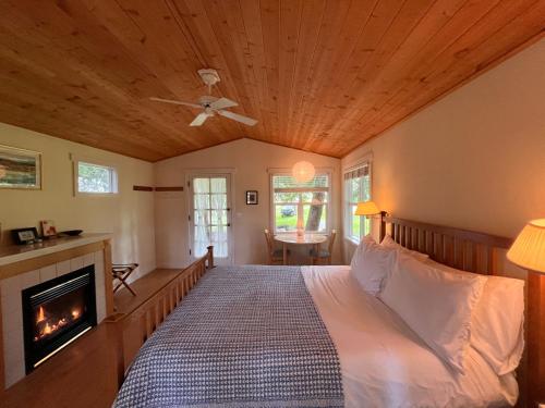 LopezLopez Farm Cottages & Tent Camping的一间卧室配有一张床和一个壁炉