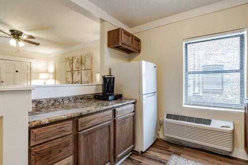 莫比尔The Flats on Florida St - Super Comfy 2-Bedroom Apartments的厨房配有白色冰箱和窗户。